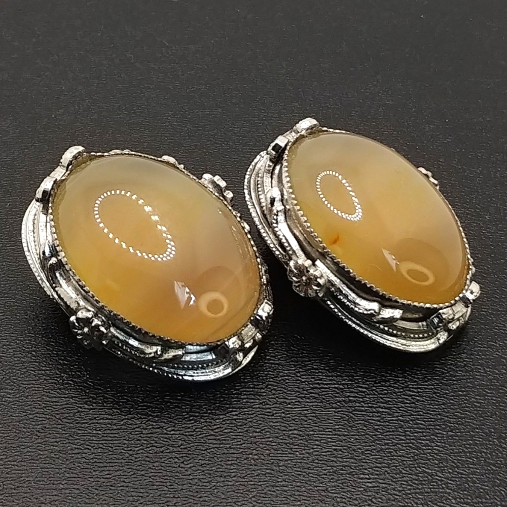 Vintage Whiting and Davis Agate Clip Earring